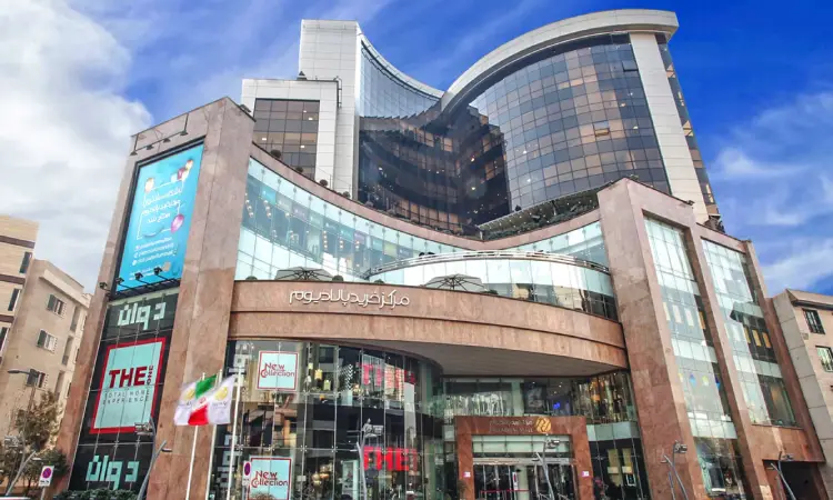 نمای شیشه ای مرکز تجاری